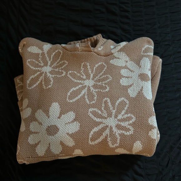 Pink knitted flower hoodie - Picture 2 of 3